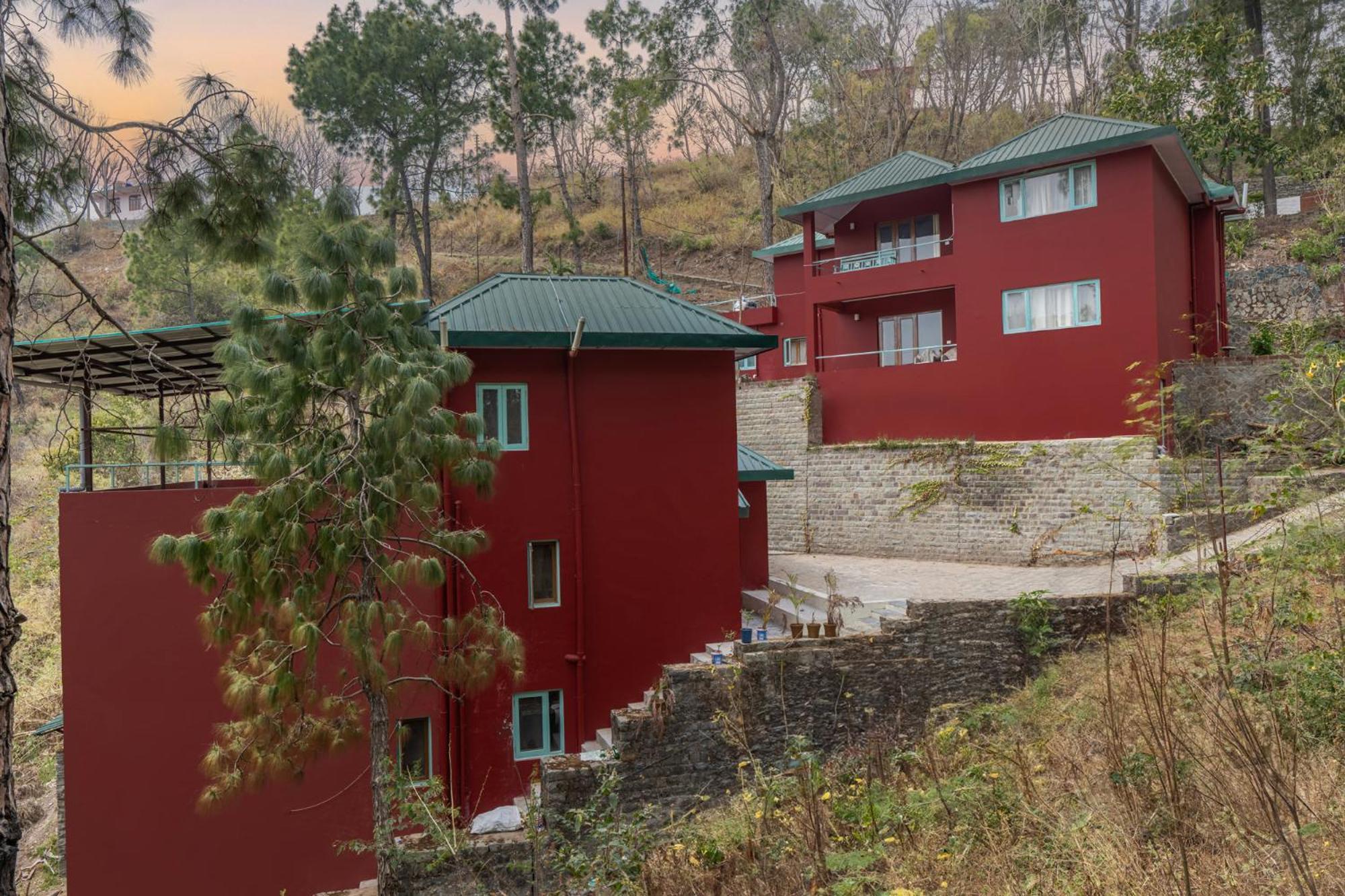 Western Edge Kasauli !Lawn! Bonfire! Peace! Pvt Villa ! Luaran gambar